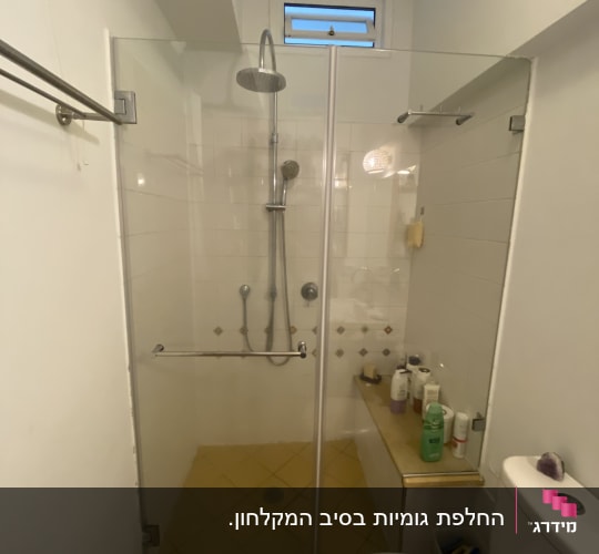 מקלחון חזית מזכוכית שקופה מותקן בחדר רחצה